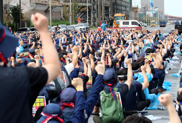 25일 오후 충남 당진시 송악읍 현대제철 당진제철소에서 전국 금속노동조합 현대제철 비정규직지회 등 1천400여 명의 노조원들이 현대제철의 직접고용을 요구하는 집회를 하고 있다. 2021.8.25  연합뉴스