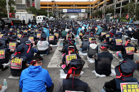 25일 오후 충남 당진시 송악읍 현대제철 당진제철소에서 전국 금속노동조합 현대제철 비정규직지회 등 1천400여 명의 노조원들이 현대제철의 직접고용을 요구하는 집회를 하고 있다. 2021.8.25  연합뉴스