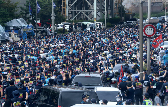 25일 오후 충남 당진시 송악읍 현대제철 당진제철소에서 전국 금속노동조합 현대제철 비정규직지회 등 1천400여 명의 노조원들이 현대제철의 직접고용을 요구하는 집회를 하고 있다. 2021.8.25  연합뉴스
