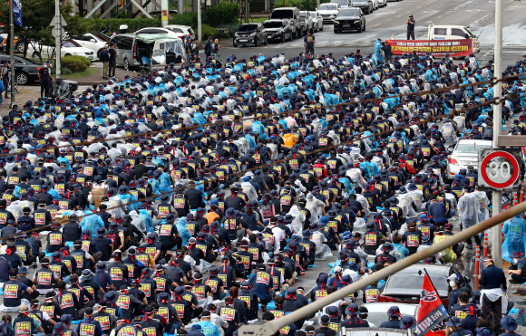 25일 오후 충남 당진시 송악읍 현대제철 당진제철소에서 전국 금속노동조합 현대제철 비정규직지회 등 1천400여 명의 노조원들이 현대제철의 직접고용을 요구하는 집회를 하고 있다. 2021.8.25  연합뉴스