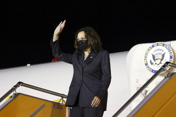 동남아시아 순방 중인 카멀라 해리스 미국 부통령이 24일 베트남 하노이 공항에 도착해 손을 흔들고 있다. AP 연합뉴스