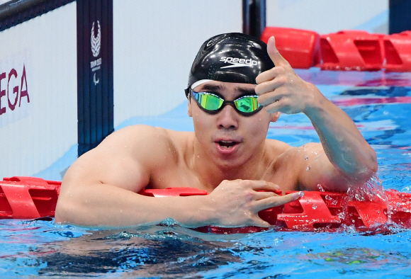 조원상도 25일 일본 도쿄아쿠아틱센터에서 열린 도쿄패럴림픽 수영 남자 접영 100m(S14) 결선에서 7위(58초45)에 그친 뒤 1위 가브리에우 반데이라(브라질)를 향해 엄지를 치켜올리며 축하를 보내고 있다. 도쿄 사진공동취재단