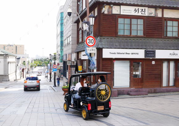 개항장 거리엔 고풍스러운 전동차를 타고 돌아보는 도슨트 프로그램도 있다. 이우석 제공