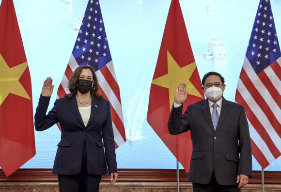 카멀라 해리스(왼쪽) 미국 부통령이 25일(현지시간) 베트남 하노이 정부청사에서 판민찐 베트남 총리와 기념촬영을 하고 있다. 하노이 AP 연합뉴스