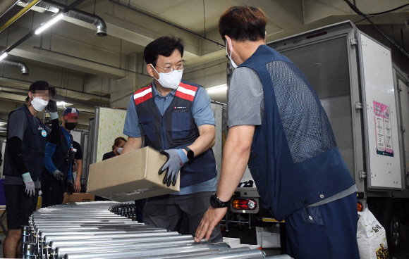 더불어민주당 송영길 대표가 26일 오전 서울 금천구에 위치한 롯데글로벌로지스구로터미널 택배 현장을 찾아 근로자들과 택배 분리작업을 하고 있다.2021. 8. 26  김명국 선임기자 daunso@seoul.co.kr