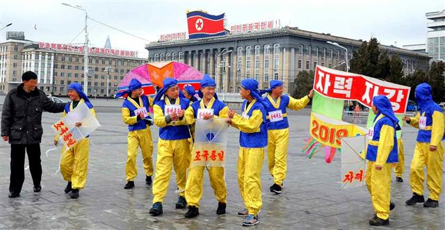북한 노동당 기관지 노동신문은 26일 “우리 인민의 우수한 민족전통을 적극 살려 나가자”라고 보도했다. 사진은 신문이 ‘고유한 미풍양속’으로 소개한 북한의 명절 풍경.  평양 노동신문 뉴스1