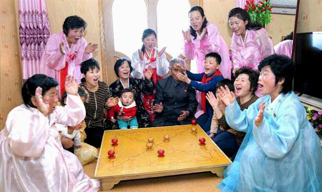 북한 노동당 기관지 노동신문은 26일 “우리 인민의 우수한 민족전통을 적극 살려 나가자”라고 보도했다. 신문은 이날 “여려울수록 민족전통을 장려하자”라고 언급했다. 사진은 신문이 ‘고유한 미풍양속’으로 소개한 북한의 명절 풍경.  평양 노동신문 뉴스1