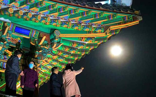 북한 노동당 기관지 노동신문은 26일 “우리 인민의 우수한 민족전통을 적극 살려 나가자”라고 보도했다. 사진은 신문이 ‘고유한 미풍양속’으로 소개한 북한의 명절 풍경.  평양 노동신문 뉴스1