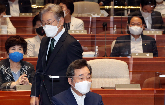 더불어민주당 대선 경선 후보인 이재명 경기도지사가 26일 오전 서울 여의도 국회에서 열린 정기국회대비 의원 워크숍에서 이낙연 전 대표를 지나 자리로 향하고 있다.2021. 8. 26  김명국 선임기자 daunso@seoul.co.kr