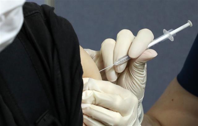 코로나19 화이자 백신 접종을 받는 모습 자료사진. 뉴스1