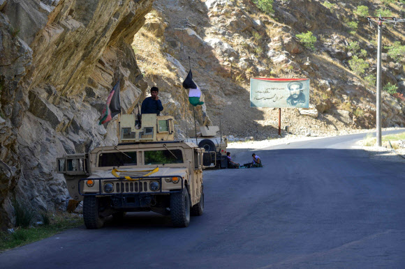 아프가니스탄 반 탈레반 저항군들이 25일(현지시간) 아프간 북부 판지시르주의 라에탕 지구 도로에서 휴식을 취하고 있다. AFP 연합뉴스