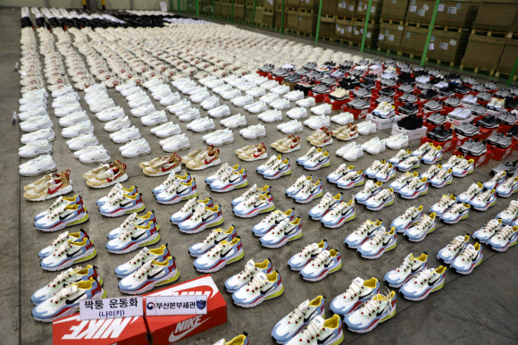 부산본부세관은 나이키, 구찌, 발렌시아가 등 해외 유명 브랜드 위조 상표 운동화 2천 켤레(정품 시가 17억원어치)를 밀수입해 ‘000 스마트스토어’ 등 유명 오픈마켓에서 정품인 것처럼 판매한 일당 3명을 붙잡아 1명을 구속했다고 26일 밝혔다.  사진은 밀수입돼 오픈 마켓서 정품으로 판매된 짝퉁 운동화. 2021.8.26 부산본부세관 제공