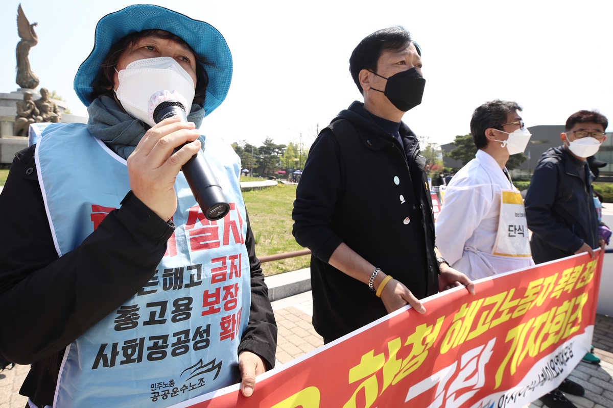 사진은 케이오 해고 노동자인 김계월(왼쪽 첫 번째) 공공운수노조 아시아나케이오지부 지부장이 지난 4월 15일 서울 종로구 청와대 분수대 앞에서 회사의 부당해고를 비판하고 정부에 고용 보장을 촉구하는 발언을 하고 있는 모습. 케이오는 금호아시아나그룹 계열사로, 아시아나항공 항공기 객실 청소 등의 업무를 하는 회사다. 연합뉴스