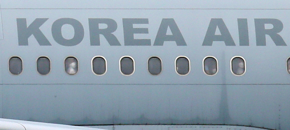 과거 한국을 도왔던 아프가니스탄 협력자와 그 가족들을 태운 군 수송기가 파키스탄 공항을 출발해 26일 오후 인천공항에 착륙하고 있다. 2021. 8. 26  박윤슬 기자 seul@seoul.co.kr