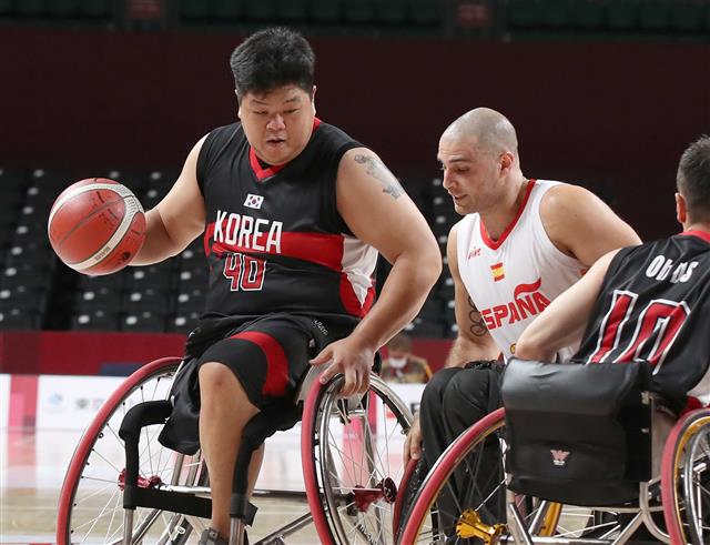 한국의 김동현(왼쪽)이 지난 25일 일본 도쿄 무사시노노모리 스포츠 플라자에서 열린 도쿄패럴림픽 휠체어농구 남자부 A조 스페인과의 경기에서 드리블하고 있다. 대한장애인체육회 제공