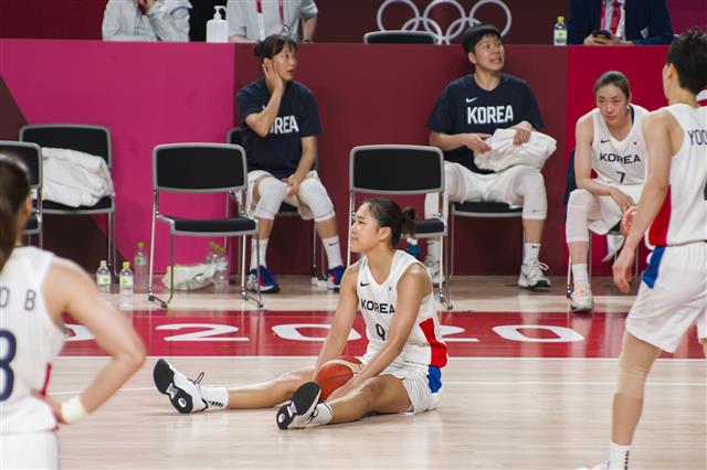 한국 여자농구의 미래 박지현이 지난 1일 일본 사이타마 슈퍼 아레나에서 열린 도쿄올림픽 농구 여자부 A조 세르비아와의 조별리그 마지막 3차전에서 공을 다투다 넘어진 뒤 코트에 앉아 있다.  사이타마 류재민 기자 phoem@seoul.co.kr