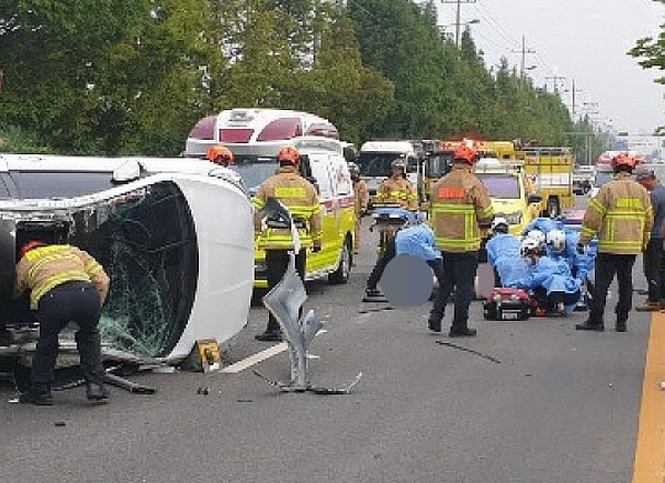 안전벨트 안한 20대 운전자가 차밖으로 튕겨나가 숨진 사고가 발생했다. 인천 서부소방서 제공