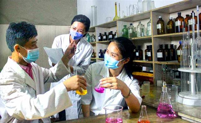 북한 노동당 기관지 노동신문은 27일 과학기술의 혁신과 발전의 중요성을 강조했다. 신문은 “모든것이 부족하고 어려운 지금”이라며 공장을 돌리고 생산과 건설을 진행하는데 있어 과학자들의 역할이 중요하다고 부각했다. 평양 노동신문 뉴스1