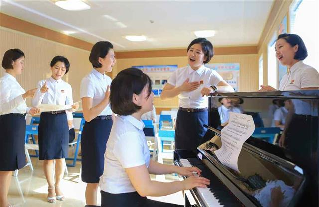 북한 노동당 기관지 노동신문은 27일 청년들이 ‘우리 어머니’라는 노래를 즐겨 부르고 있다고 전했다. 당에 대한 충성이 강조된 이 노래는 북한이 최근 예술 선전 차원에서 부각하고 있는 노래다. 사진은 평양교원대학의 학생들이 노래를 부르는 모습. 평양 노동신문 뉴스1