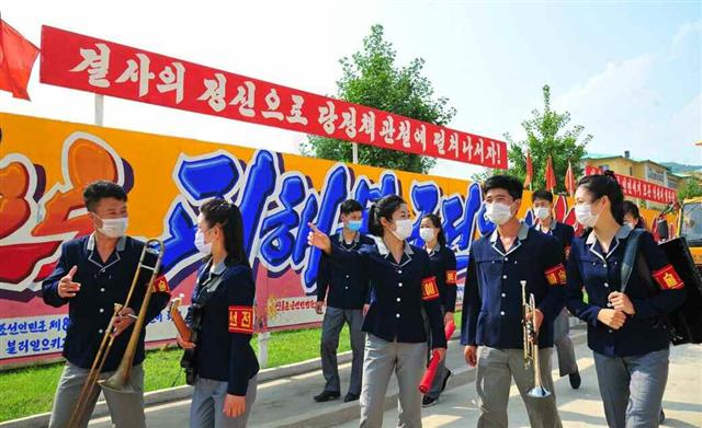 북한 노동당 기관지 노동신문은 27일 함경남도의 수해 복구 현장에서 진행 중인 선전선동 활동을 부각했다. 신문은 이번 수해 복구에 동원된 각 군의 예술선전대들, 소속 배우들이 현장의 분위기 고조를 위한 선전선동 활동을 담당하고 있다고 전했다. 평양 노동신문 뉴스1