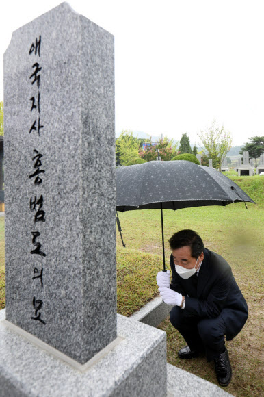 더불어민주당 이낙연 대선 경선 후보가 27일 오전 국립대전현충원 내 홍범도 장군 묘역을 참배하고 있다. 2021.8.27  이낙연 캠프 제공