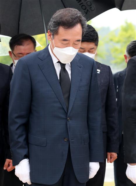 더불어민주당 대선 예비후보인 이낙연 전 대표가 27일 오전 대전 유성구 국립대전현충원 독립유공자 3묘역에 안장된 홍범도 장군 묘역을 찾아 참배하고 있다. 2021.8.27 뉴스1