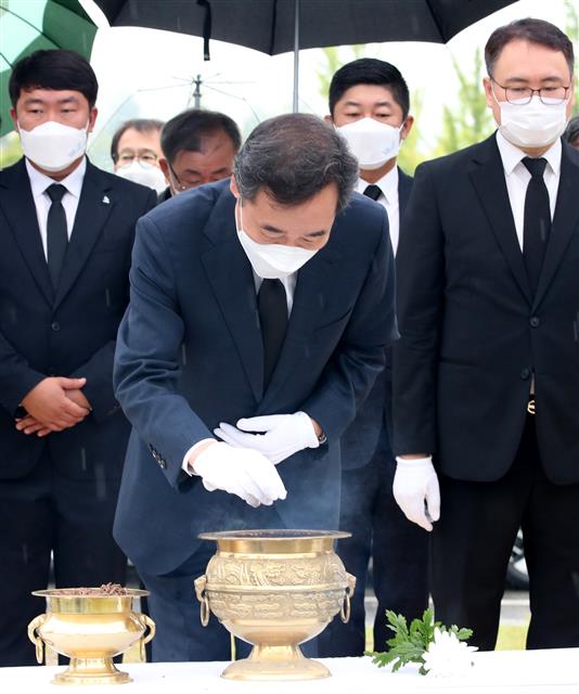 더불어민주당 대선 예비후보인 이낙연 전 대표가 27일 오전 대전 유성구 국립대전현충원 독립유공자 3묘역에 안장된 홍범도 장군 묘역을 찾아 분향하고 있다. 2021.8.27 뉴스1