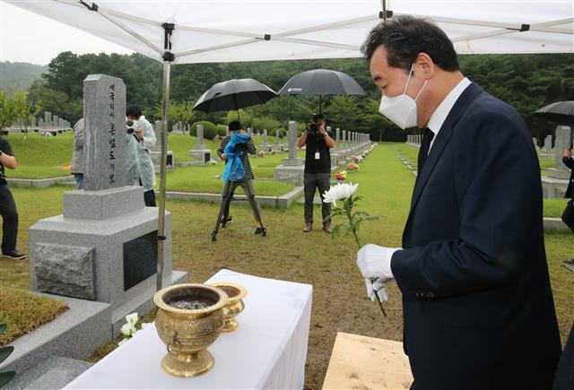 더불어민주당 대선 예비후보인 이낙연 전 대표가 27일 오전 대전 유성구 국립대전현충원 독립유공자 3묘역에 안장된 홍범도 장군 묘역을 찾아 헌화하고 있다. 2021.8.27 뉴스1