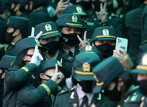 27일 오전 전북 익산시 육군부사관학교에서 열린 ‘21-2기 부사관 임관식’에서 신임 부사관들이 임관식을 마치고 사진을 찍고 있다. 2021.8.27  연합뉴스
