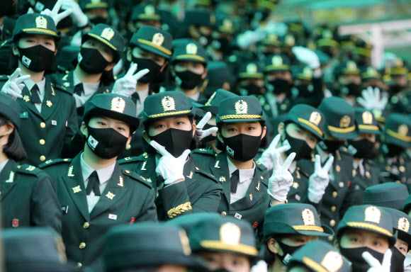 27일 오전 전북 익산시 육군부사관학교에서 열린 ‘21-2기 부사관 임관식’에서 신임 부사관들이 임관식을 마치고 기뻐하고 있다. 2021.8.27  연합뉴스