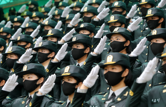 27일 오전 전북 익산시 육군부사관학교에서 열린 ‘21-2기 부사관 임관식’에서 신임 부사관들이 경례하고 있다. 2021.8.27  연합뉴스