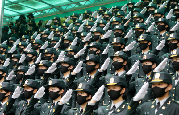 27일 오전 전북 익산시 육군부사관학교에서 열린 ‘21-2기 부사관 임관식’에서 신임 부사관들이 경례하고 있다. 2021.8.27  연합뉴스