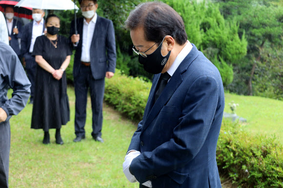 국민의힘 대권주자인 홍준표 의원이 27일 충남 부여군 외산면 가덕리 김종필 전 국무총리 묘역을 참배하고 있다. 2021.8.27  홍의원 측 제공