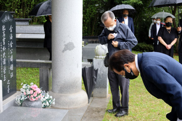 국민의힘 대권주자인 홍준표 의원이 27일 충남 부여군 외산면 가덕리 김종필 전 국무총리 묘역을 참배하고 있다. 2021.8.27  홍의원 측 제공