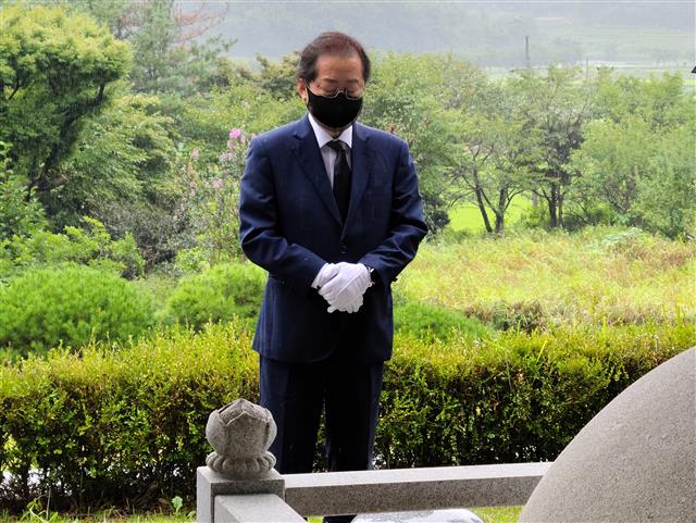 국민의힘 대선 예비후보인 홍준표 의원이 27일 충남 부여 김종필 전 국무총리 묘역을 찾아 참배하고 있다. 2021.8.27 뉴스1