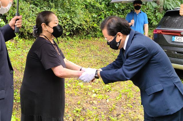 국민의힘 대선 예비후보인 홍준표 의원이 27일 충남 부여 김종필 전 국무총리 묘역을 찾아 참배한 뒤 김 전 총리의 장녀 김애리씨와 인사하고 있다. 2021.8.27 뉴스1