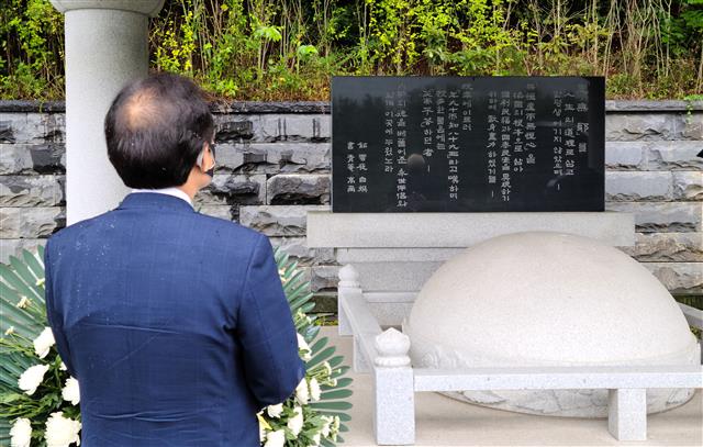 국민의힘 대선 예비후보인 홍준표 의원이 27일 충남 부여 김종필 전 국무총리 묘역을 찾아 참배하고 있다. 2021.8.27 뉴스1