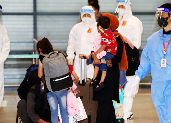 아프가니스탄에서 한국 정부 활동을 도왔던 현지인 직원 및 가족 중 파키스탄에 남아 있던 나머지 인원들이 27일 오후 우리군 수송기로 인천국제공항에 도착한 뒤 입국장을 나서고 있다. 2021.8.27  연합뉴스