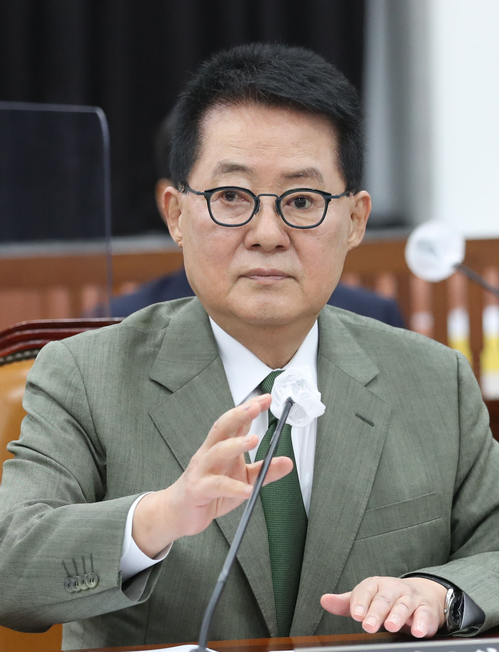 정보위 전체회의 출석해 회의준비하는 박지원 국가정보원장