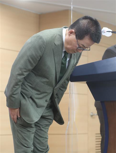 박지원 국가정보원장이 27일 서울 종로구 정부서울청사에서 개인과 단체에 대한 국정원의 사찰 종식을 선언하고 과거 불법 사찰에 대해 대국민 사과를 하고 있다. 이는 지난달 24일 국회를 통과한 국가정보기관 불법 사찰 진상규명과 재발 방지 촉구 결의안에 따른 것이다. 2021.8.27 뉴스1