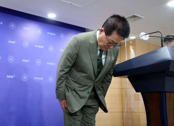 박지원 국정원장이 27일 오후 정부서울청사 브리핑실에서 국민사찰 종식 선언 및 대국민 사과를 하고 있다. 2021.8.27  연합뉴스