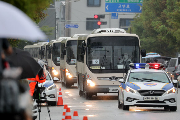 27일 아프가니스탄인들이 타고 있는 버스가 충북 진천군 덕산읍 국가공무원 인재개발원에 도착하고 있다. 연합뉴스