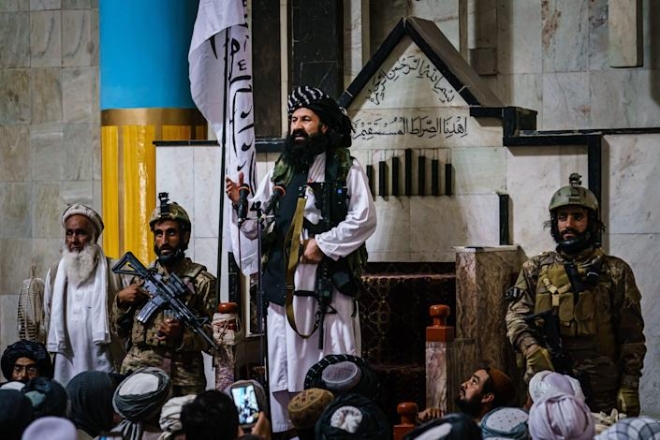 아프가니스탄 수도 카불에 입성한 뒤 한 모스크에서 대중 연설을 하하는 칼릴 우르라흐만 하카니.양쪽 옆에 미군 제복과 장비, 무기 등을 과시하듯 지닌 병사들의 호위를 받아 눈길을 끌었다.