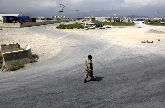 미군이 철수한 이후인 지난 7월 5일(현지시간) 한 아프간군이 바그람 공군기지 내를 걷고 있다. AP