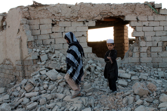 8월초 아프간에서 정부군과 탈레반의 싸움으로 무너진 집. AP