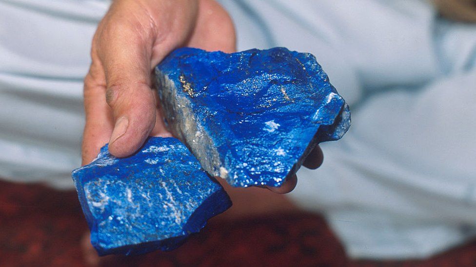 아프가니스탄에서 많이 나오는 라피스 원석. 세상에서 가장 기가 센 광물로 알려져 있다. 