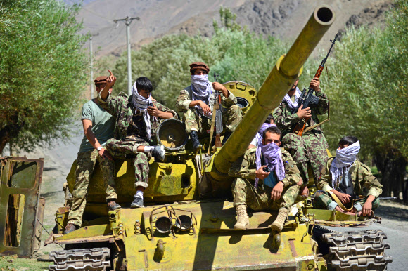 이슬람 무장세력 탈레반이 아프가니스탄 대부분을 장악한 가운데 27일(현지시간) 반(反)탈레반 저항군이 북부 판지시르주 바자락 지역에서 탱크를 타고 순찰하고 있다. 아프간 정부군과 민병대 등은 마지막 거점인 판지시르에서 탈레반에 맞서 저항을 계속하고 있다. 2021-08-28 판지시르 AFP 연합뉴스