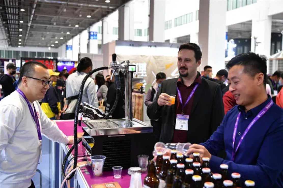 올해 4월 중국 베이징 이촹(亦&#21019;) 국제전람센터에서 열린 ‘베이징 국제 크래프트 비어 전시회’(Beijing International Craft Brewing Exhibition)에서 관람객들의 중국의 수제맥주에 관심을 보이며 부스 담당자와 대화를 나누고 있다. 지효준