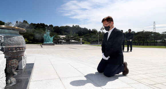 5·18묘지서 무릎 꿇은 최재형