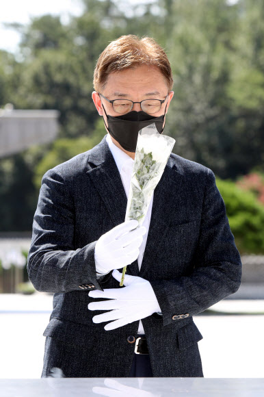 광주 찾은 최재형, 5·18묘지 참배